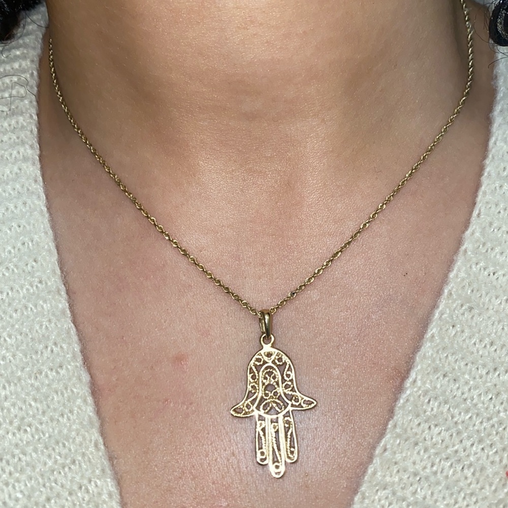 Gold necklace with Hamsa pendant